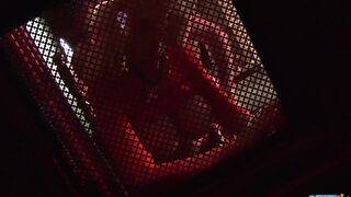 Ο ιερέας εμποδίζει το κορίτσι από το να καταθέσει για να γροθιά τρύπα της στο μουνί της