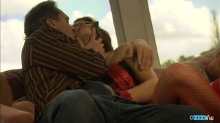 Ζεστός στον καναπέ - ατμός σκατά το μαύρο-μαλλιά μιλφ