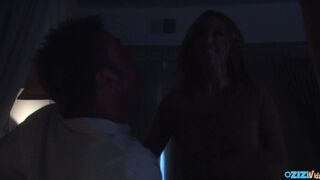 Όμορφη έφηβη τη νύχτα sucksφάει πουλί και βόλτες