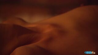 Η καυτή ξανθιά γαμάει τα βυζιά της, και μετά είναι στο πάτωμα