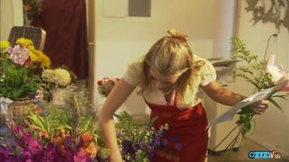 Μια έφηβη με στρογγυλά μαλλιά χάνει την πισίνα και γαμάει τον αντίπαλό της