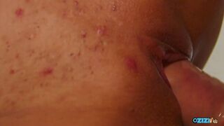 Μεγάλος-κόκκινος έφηβος άλμα σε μια σκληρή φωλιά, βαθύ λαρύγγι μετά από πίπα