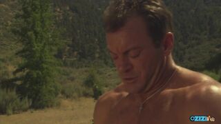 Ο θρύλος του Motocross ενεργοποιεί τη μηχανή για να απολαύσει ένα ψεύτικο μπουρδέλο