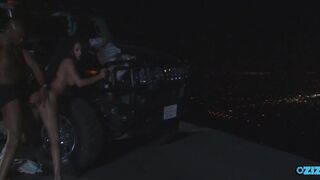 Καυτή λατινική κοπέλα εκεί έξω που πηδάει τον μεγάλο μαύρο εραστή της