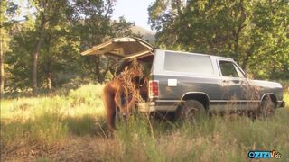 Ξανθιά κυρία στην άγρια φύση ανοίγει τον κώλο της και καταπίνει τον μεγάλο-κώλο ιεραπόστολο