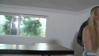 Η ξανθιά εφηβική σεξουαλική βόμβα σκουπίζει τη μεγάλη μαύρη ουρά του