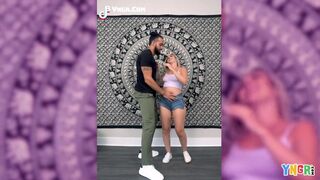 Το μουνάκι του Μπρούκι Μπλερ είναι σκληρό από το μεγάλο μαύρο πουλί