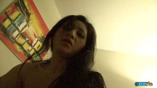 Πριν την πηδήξεις, έχει μια μεγάλη καστανή γκόμενα στο πρόσωπό της που θα της κόψει το μουνί