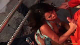 Δύο εργάτες πηδάνε ένα πολυάσχολο μωρό σε ένα εγκαταλελειμμένο κτίριο