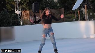 Η Τζέσι Γουίλντ παρακολουθεί την τέχνη της δημόσιας πίπας