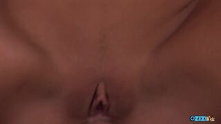 Καυτό τρία με ένα σαγηνευτικό ξανθό κορίτσι ανάμεσα σε δύο ενθουσιασμένους επιχειρηματίες