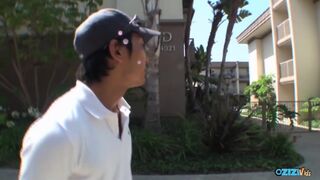 Το ξανθό μέλι συναντά τον δονητή μπροστά σε δύο Ασιάτες