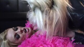 Καυτή ξανθιά λεσβία μουνί τρέμει με φίλη γλώσσα και παχύ ψεύτικο πουλί