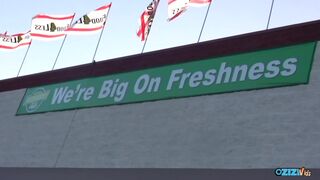 Ξανθιά, το μουνί της όμορφης κοπέλας έχει συνθλιβεί στο μπάνιο