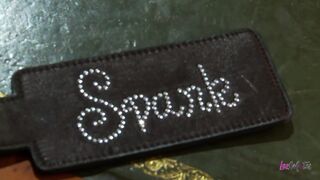 Για κάθε λάθος, θα τιμωρηθείς από το αφεντικό της λεσβίας ξανθιάς, Μιλφ, με ένα καλό, σχολαστικό ξύλο