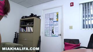 Η Μία Καλίφα προσπαθεί να γαμήσει το πρωκτικό. Δεν πρόκειται να συμβεί ποτέ!