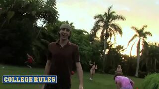 Άγρια κολεγιόπαιδα κλωτσάνε μπάλες γυμνά στο ύπαιθρο, υγρά και ζεστά