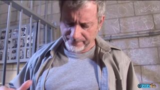 Καυτό μαύρο και άσπρο σκατά με ένα παρθένο έβενο μελάνι