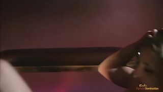 Ξανθιά σκύλα sucksφάει το μεγάλο μαύρο πουλί ενώ γαμημένο πρωκτικό