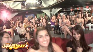Αρκούδες που χορεύουν - στριπτιζέζ και καυτές γυναίκες απολαμβάνουν να suckφάνε μεγάλα πουλιά