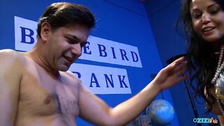 Ένα πουλί είναι αρκετό για να κάνει όλα αυτά τα καυτά κορίτσια ευτυχισμένα