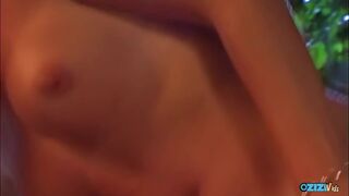 Η άγρια σκύλα μιλάει σε κάποιον για να την γαμήσει έξω