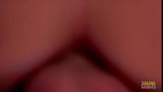 Το κορίτσι με τις αγγελούδι κλωτσάει τον εαυτό του με ένα ψεύτικο πουλί, και μετά την γαμάνε σφιχτά