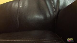 Ο γιατρός θα εξετάσει το τεράστιο μιλφ και μετά θα γαμήσει σφιχτά το μουνί του