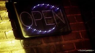 Με ένα σέξι κοστούμι γατούλα, το κέρατο που κόβει καφέ sucksφάει το τεράστιο πουλί