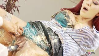 Η λεσβιακή οργή της κοκκινομάλλης κοπέλας με τα μεγάλα μαύρα μαλλιά