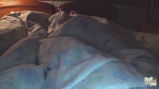 Τατουάζ Ασιάτισσα κοπέλα φιλιά ενώ η κοπέλα της παίρνει τον τύπο έξω