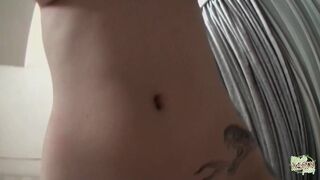 Με μεγάλο στήθος ασιατικό μιλφ από την οπτική γωνία pov