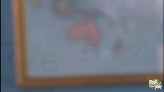 Μια άτακτη μελαχρινή αποπλανεί τον καθηγητή της και προσφέρει με ενθουσιασμό το ασιατικό μουνί της στην ουρά της