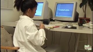 Ασιάτισσα έφηβη με μεγάλο πουλί που suckφάει σεξ