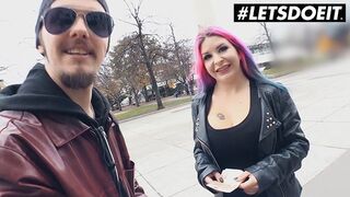 Η Αβίβα Ροκς είναι μια μεγάλη Ελβετίδα που πηδάει έναν ξένο για λεφτά με λεωφορείο