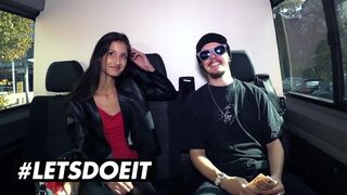 Λεπτή καφέ Coco Το φιλί sucksφάει το μεγάλο μαύρο δέντρο στο αυτοκίνητο για λεφτά