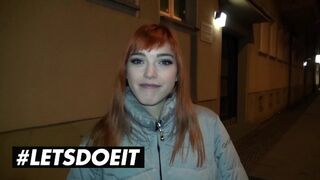 Lulu Gun και Anny Aurora μοιράζονται ένα τεράστιο μαύρο δέντρο στην άγρια φύση