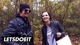 Μεγάλη μαυρομάλλα Γερμανίδα που ηχογραφεί στο μεγάλο βαγόνι για άγριο γαμήσι