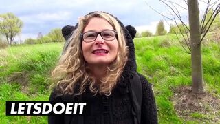 Η ξανθιά Ίζι Μεντόσα καβαλάει άγρια το τεράστιο πουλί στο πίσω μέρος του αυτοκινήτου