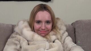 Καταπληκτική daniella στριπτίζ με ψεύτικο πουλί στο τριχωτό μουνί της