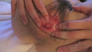 Τα δάχτυλα της Τζουλιέτ Μαρτς βαθιά σε τριχωτό μουνί