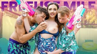 Μια μητριά κάνει τα πάντα για να την πείσει να προχωρήσει από τη στρατιωτική ζωή