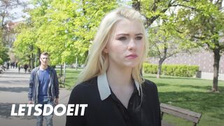 Σέξι Πολωνή ξανθιά Μίσα Ο Σταυρός sucksφάει το ξένο παχύ δέντρο στο εξωτερικό και καβαλάει καλά