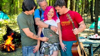 Δωρεάν εκδρομή κάμπινγκ σε άγρια υπαίθρια τετράκλινα