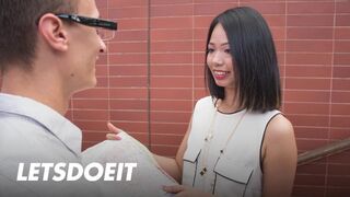 Η Τζουρέκα Ντελ Μαρ Ασιάτισσα sucksφάει το μεγάλο χοντρό εξωγήινο δέντρο και το καβαλάει καλά