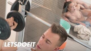 Το εφηβικό μουνί της Τερέζ είναι πολύ γαμημένο στη σάουνα