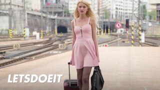 Ξανθιά Μπρι Χέσε τα σκατά στο εξωτερικό με το γιγάντιο δέντρο του Νίο