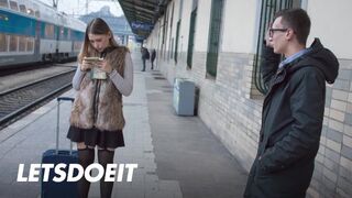 Η έφηβη της Σελβάτζια πήρε το μεγάλο πουλί του Τσάρλι Ντιν για ένα γρήγορο γαμήσι