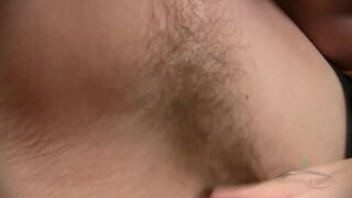 Η Σούζι δείχνει το τριχωτό μουνί της, μετά απλώνει τους χοντρούς μηρούς της και προσφέρει το ροζ