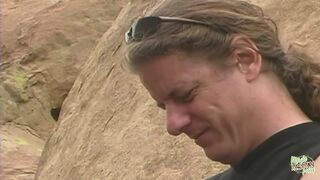 Έξω στην ύπαιθρο, η άγρια Ασιάτισσα γκόμενα έχει ένα λευκό πουλί πάνω της